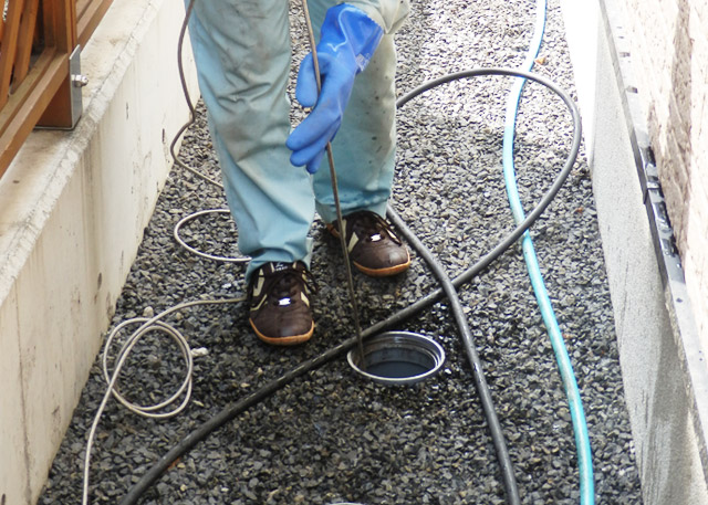 排水管に洗浄ノズルを差し込み、丁寧に上下させることで汚れを取ります