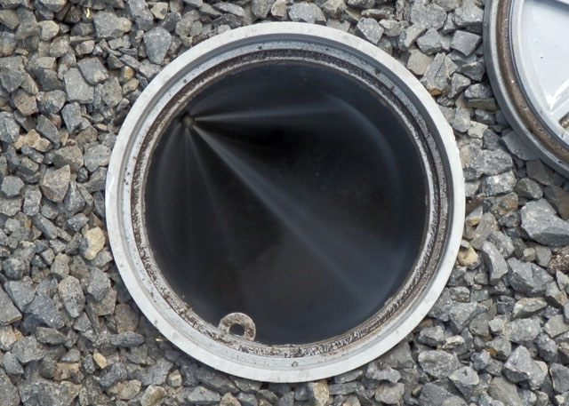 ノズルの先からは、しつこい汚れでも落とす強力な水圧の水を噴射