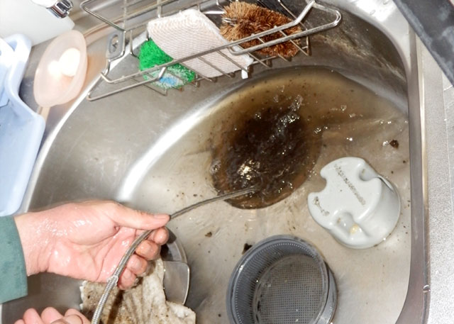 キッチンの排水管洗浄の様子