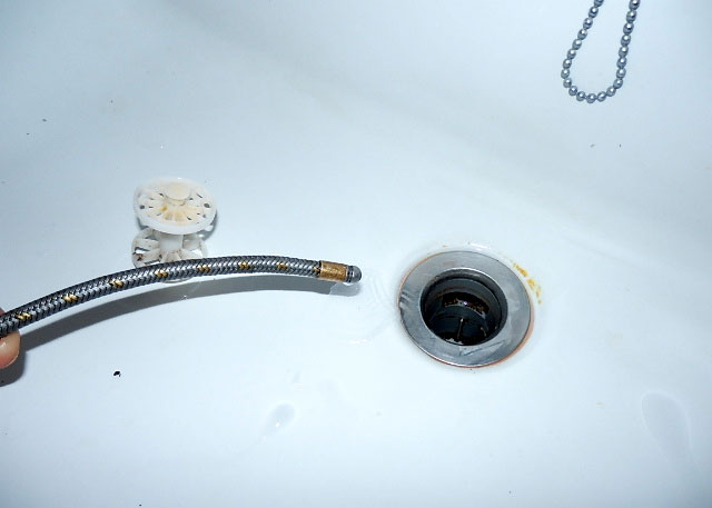 意外と多いのが洗面台のつまり。高圧洗浄なら髪の毛のつまりもすっきり