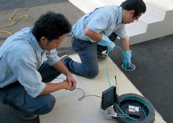 排水管カメラ診断の作業風景